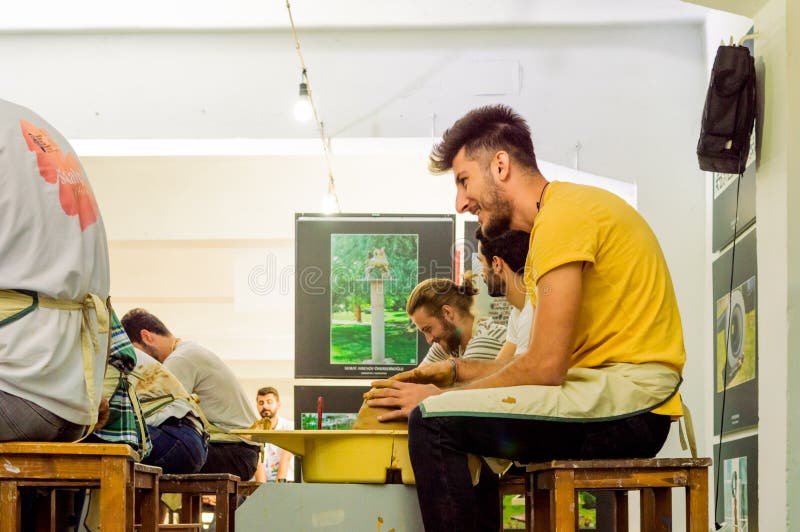Studenti che presente al concorso delle terraglie al simposio immagine stock libera da diritti Studenti che presente al concorso delle terraglie al simposio immagine stock libera da diritti
