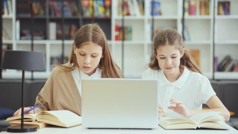 Studenti che usano il portatile per studiare in classe