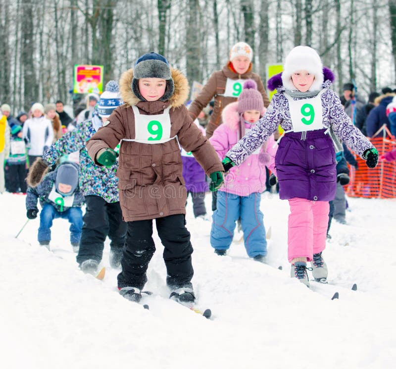 Studenti della 'junior high school'da fare concorrenza nella corsa con gli sci Ski Russia