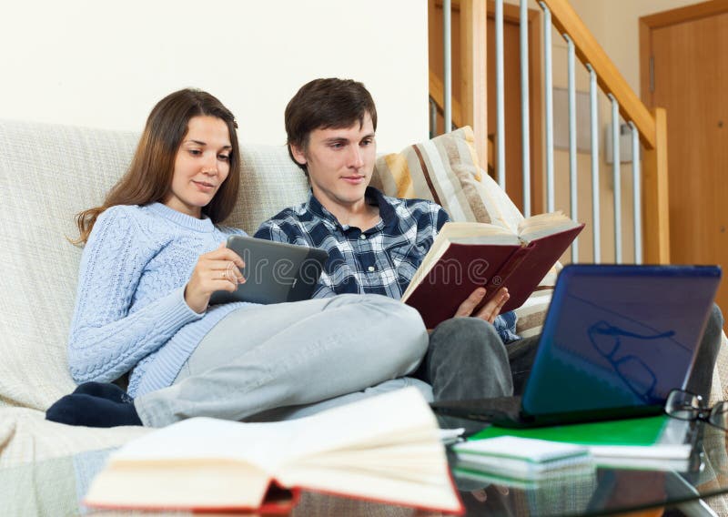 Studenti delle coppie che imparano insieme per gli esami immagini stock Studenti delle coppie che imparano insieme per gli esami immagini stock