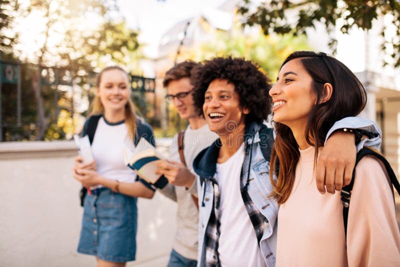 Studenti di college che camminano insieme all'aperto fotografia stock libera da diritti Studenti di college che camminano insieme all'aperto fotografia stock libera da diritti