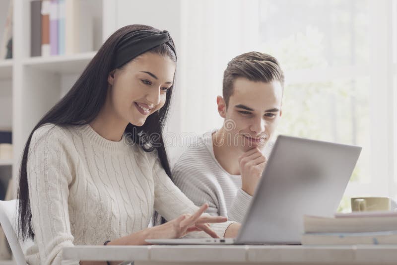Studenti di college che lavorano insieme ad un progetto fotografie stock Studenti di college che lavorano insieme ad un progetto fotografie stock