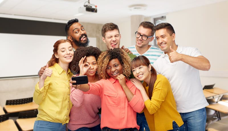 Studenti e insegnanti internazionali si fanno selfie immagini stock libere da diritti