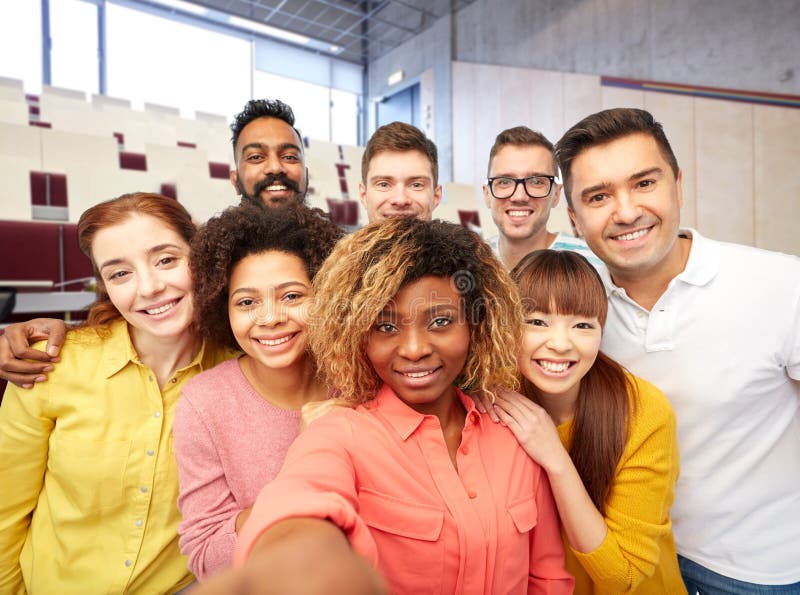 Studenti e insegnanti internazionali si fanno selfie fotografia stock