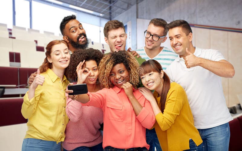 Studenti e insegnanti internazionali si fanno selfie fotografie stock