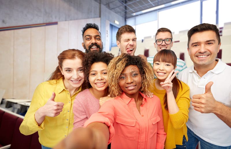 Studenti e insegnanti internazionali si fanno selfie fotografia stock