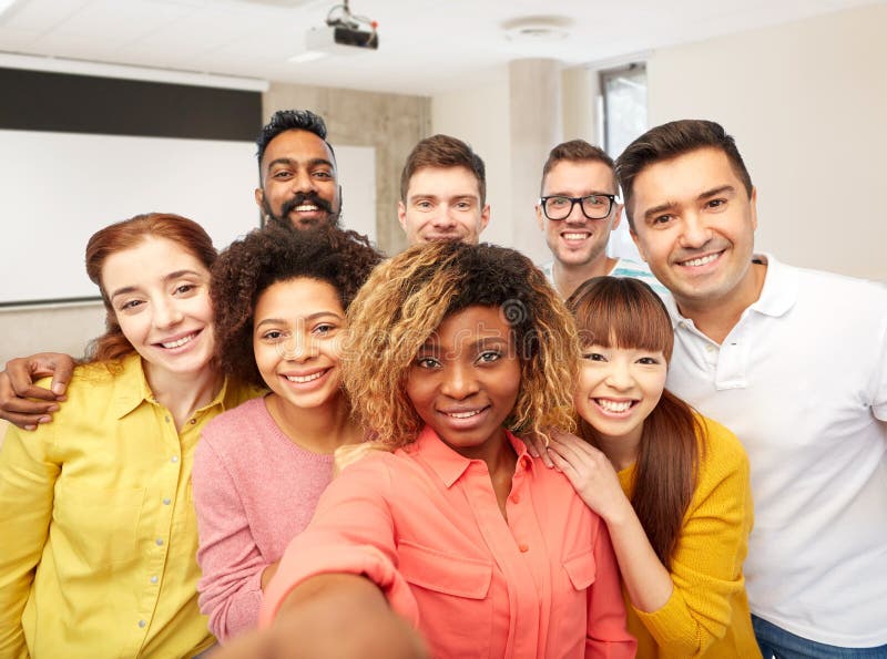 Studenti e insegnanti internazionali si fanno selfie fotografia stock