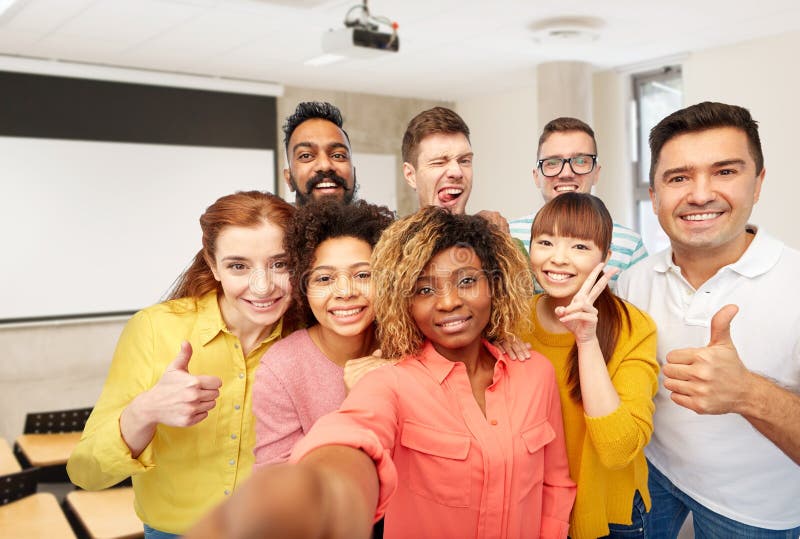 Studenti e insegnanti internazionali si fanno selfie fotografia stock
