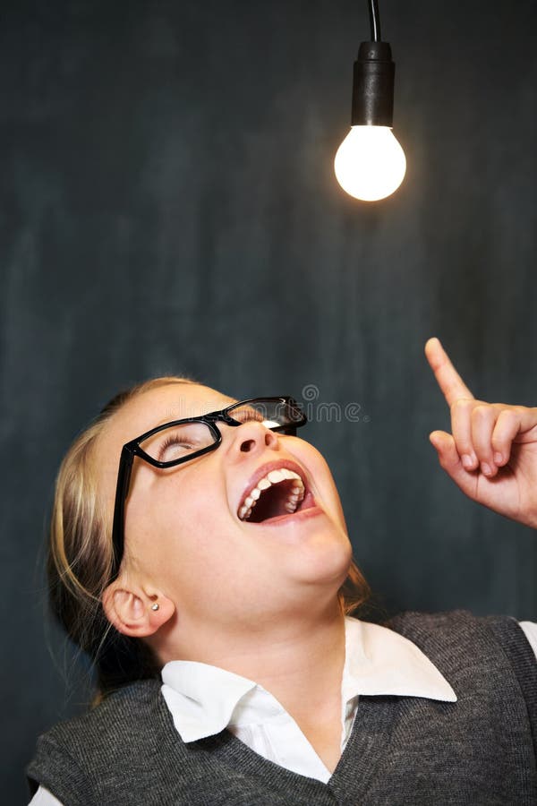 Studenti e lampadina per l'apprendimento delle soluzioni e wow sorpresa o emozionata per le idee e la conoscenza future in immagini stock libere da diritti