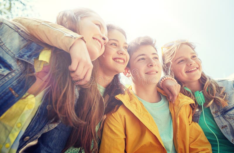 Studenti o amici adolescenti felici all'aperto fotografia stock Studenti o amici adolescenti felici all'aperto fotografia stock