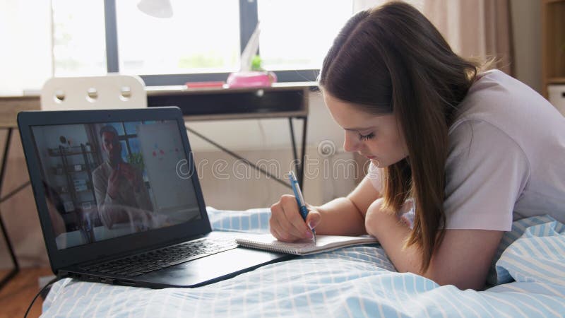 Studentin mit Laptop-Lernen zu Hause