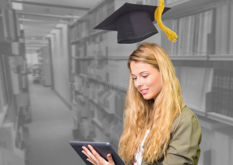 Studentkvinna i utbildningsarkiv med avläggande av examenhatten. Digital komposit av studentkvinnan i utbildningsarkiv med avläggande av examenhatten