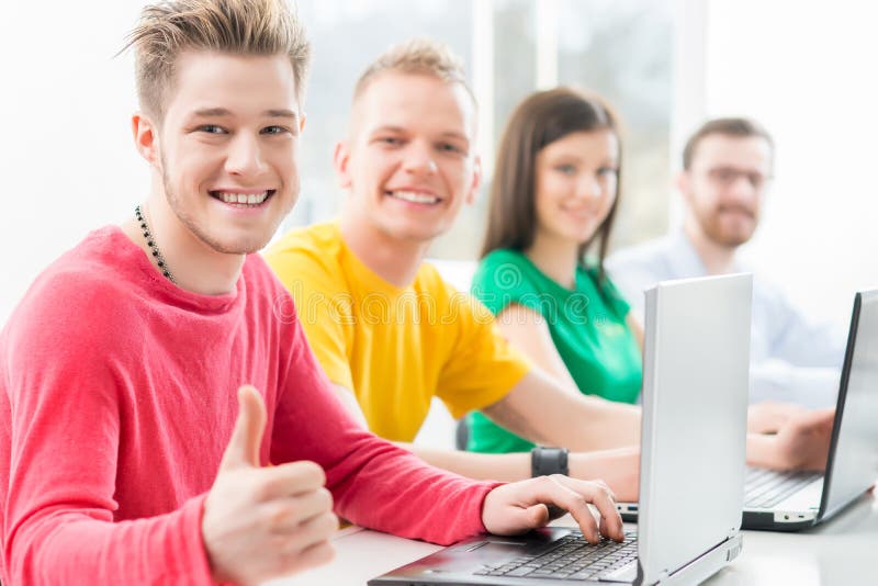 Studenți la lecția informatică și de programare stock photo