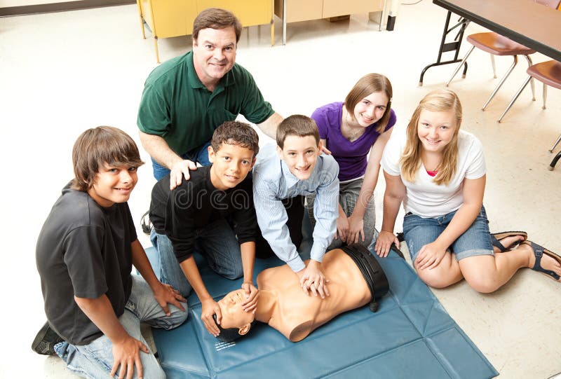 Skupina dospívajících studentů učení CPR záchranné techniky ve třídě.