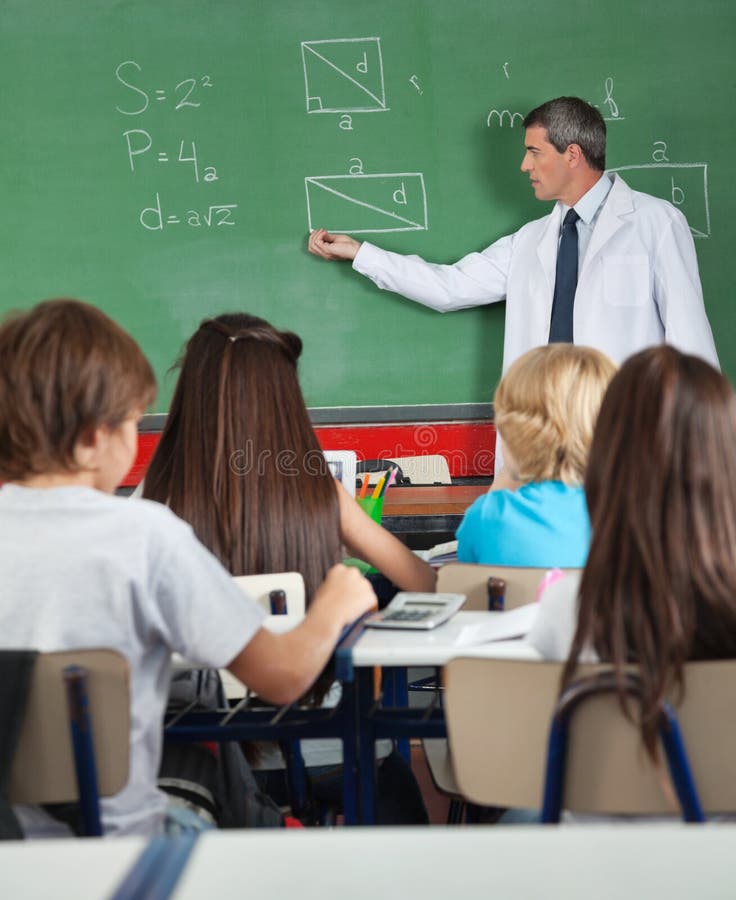 Teacher floating in class scary. Учитель и ученик. Уроки учителя. Преподаватель на уроке. Урок в школе.