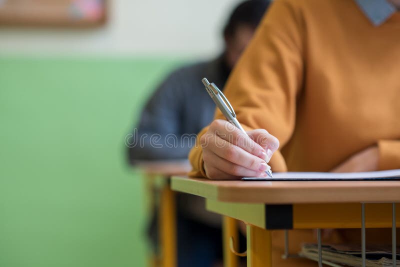 Estudiantes un examen en la clase.