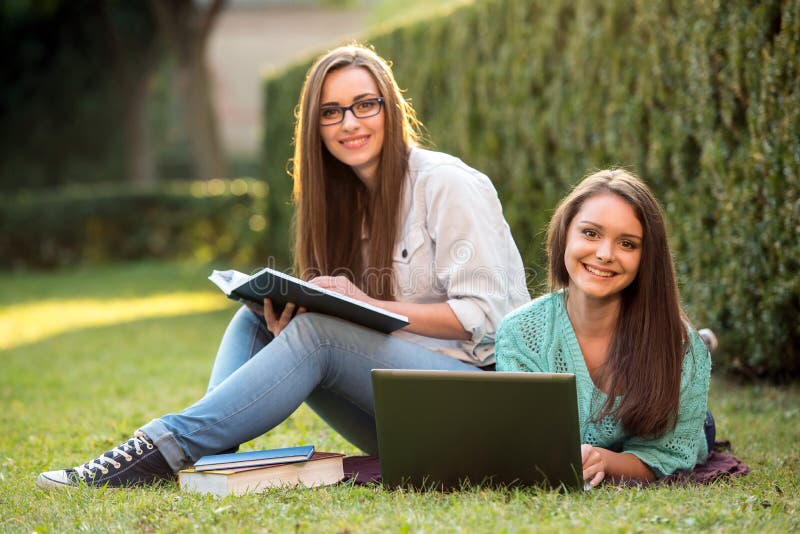 Students windows. Две студентки улыбаются. Улыбчивый студентка. Девушка студентка стоковое видео. Pupil on the grass with Laptop.