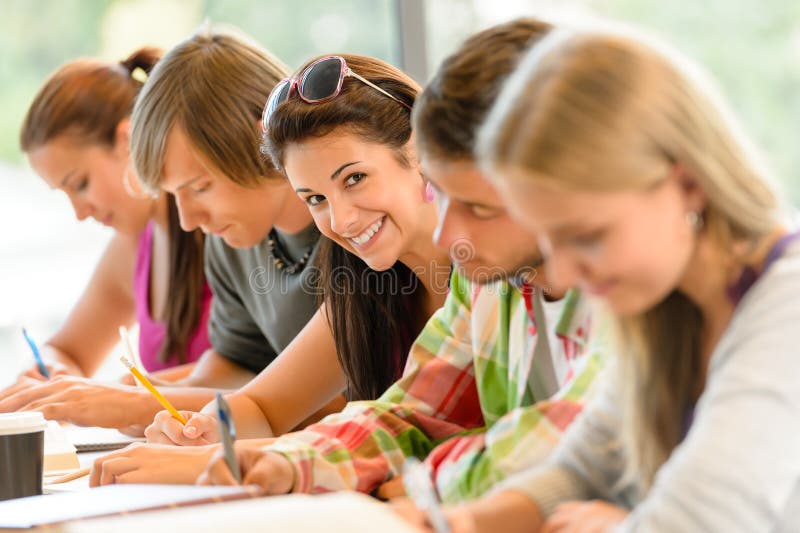 Studenten auf der eine Prüfung studie akademisch die klasse.