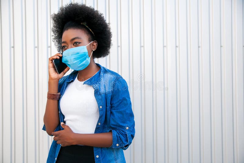 Studentă americană tânără africană îmbrăcată ocazional stock photo