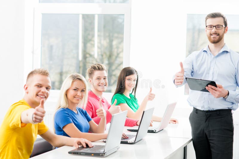 Studenți la lecția informatică și de programare.