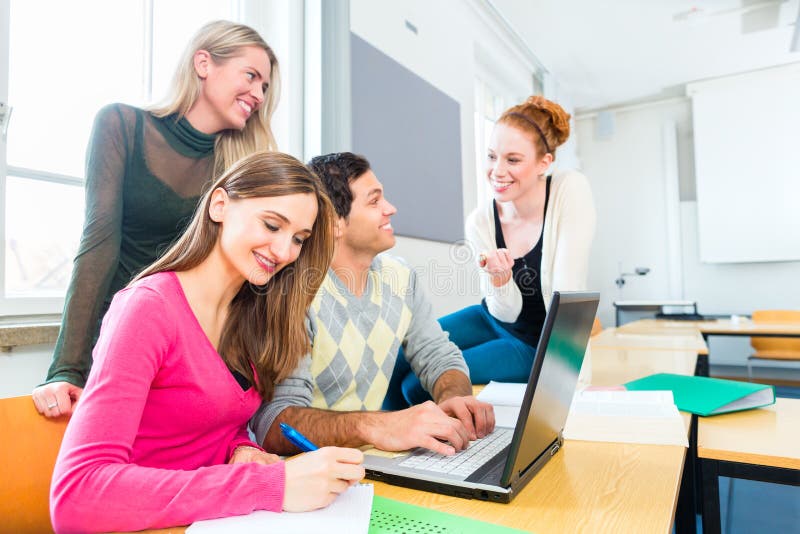 Studenți la studii în domeniul muncii în echipă stock images