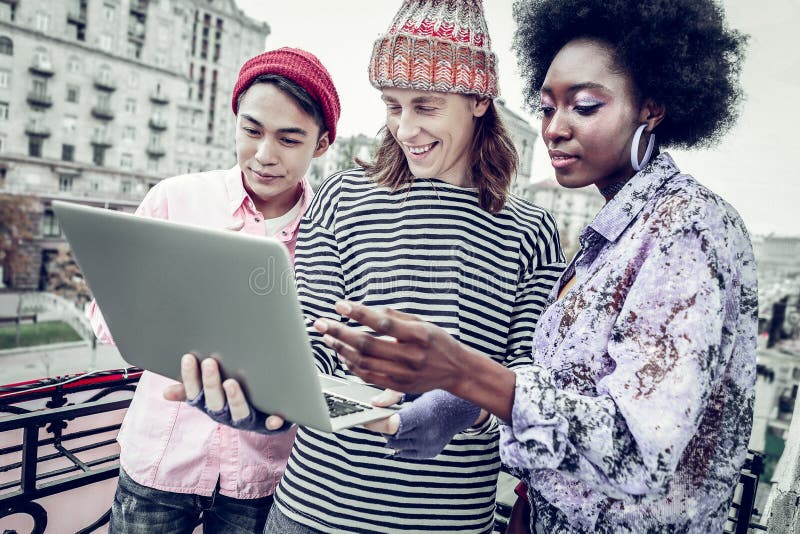 Studenți încântați pozitiv fiind pe balcon stock image