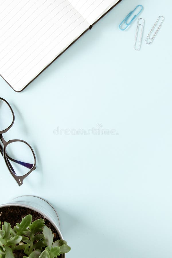Studie- en werkconcept Witte pagina's, open noot, bril, scoop, groene bloem Blauwe achtergrond Vlek royalty-vrije stock afbeelding Studie- en werkconcept Witte pagina's, open noot, bril, scoop, groene bloem Blauwe achtergrond Vlek royalty-vrije stock afbeelding