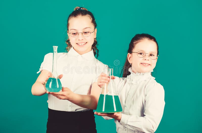 Studie voor kleine kinderen Chemische les Veel plezier met chemie Educatief experiment Scheikunde plezier Kennisdag royalty-vrije stock foto's Studie voor kleine kinderen Chemische les Veel plezier met chemie Educatief experiment Scheikunde plezier Kennisdag royalty-vrije stock foto's