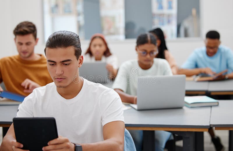 Studierende und Lernen mit Laptop oder Tablet für digitale Noten im Auditorium. Fokussierung stockbilder