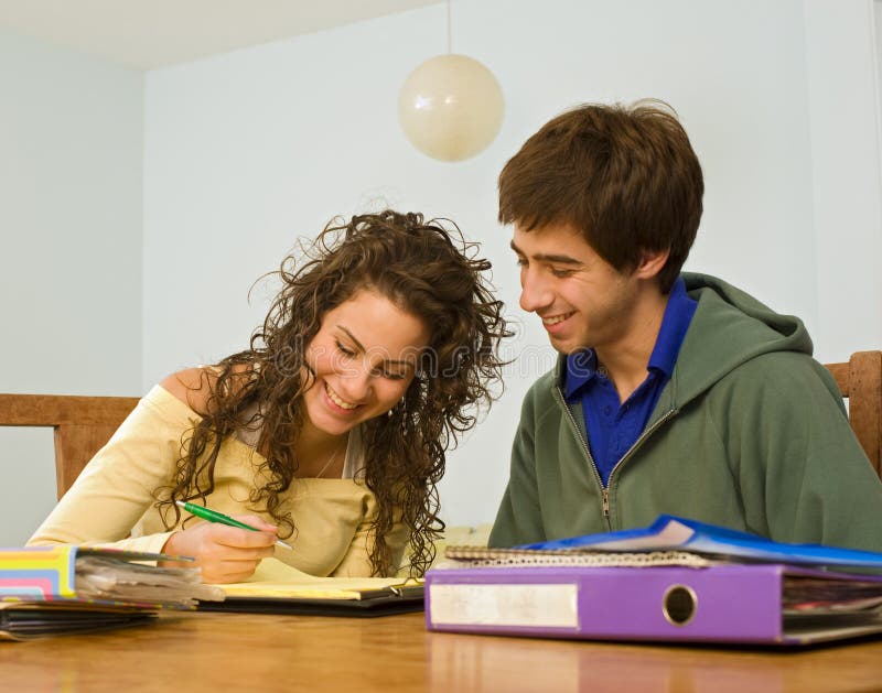 studing έφηβοι στοκ εικόνες με δικαίωμα ελεύθερης χρήσης studing έφηβοι στοκ εικόνες με δικαίωμα ελεύθερης χρήσης