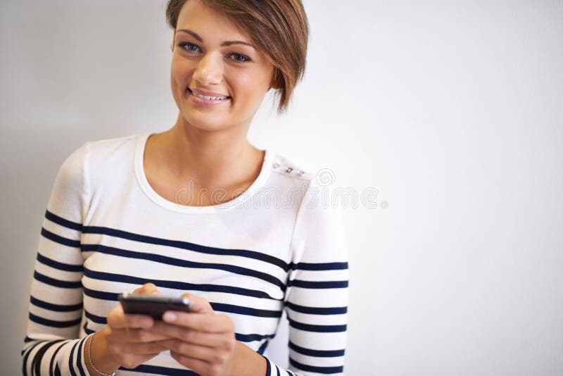 Studio adolescent ou portrait avec smartphone sourire et visage pour les médias sociaux ou la communication. téléphone fille et te photographie stock libre de droits