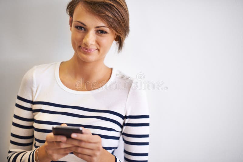Studio de fille ou portrait avec smartphone dactylographié et visage pour les médias sociaux ou la communication. femme téléphone images libres de droits