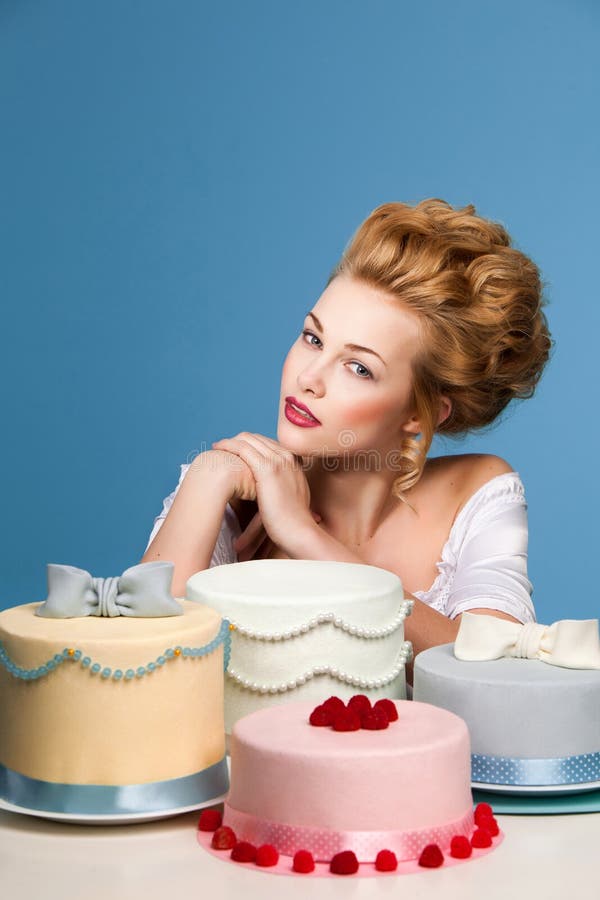 Studio in de Marie Antoinette-stijl met cake wordt geschoten die stock foto Studio in de Marie Antoinette-stijl met cake wordt geschoten die stock foto