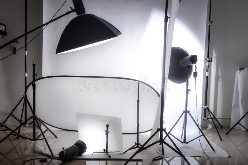 Studio de photo avec les lumières et le fond blanc image stock Studio de photo avec les lumières et le fond blanc image stock