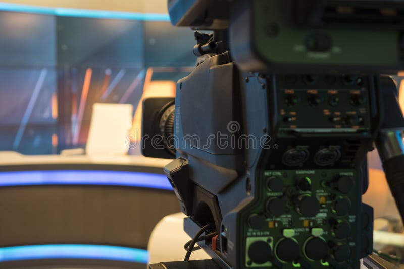 Studio de télévision avec l'appareil-photo et les lumières - émission de TV d'enregistrement Profondeur de zone photo stock Studio de télévision avec l'appareil-photo et les lumières - émission de TV d'enregistrement Profondeur de zone photo stock