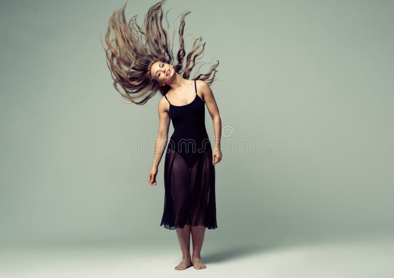 Studio di ballo della donna bello fotografia stock Studio di ballo della donna bello fotografia stock