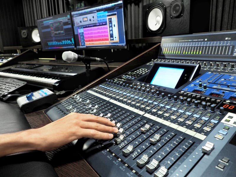 Studio di registrazione sano con l'apparecchio di registrazione di musica immagine stock libera da diritti Studio di registrazione sano con l'apparecchio di registrazione di musica immagine stock libera da diritti