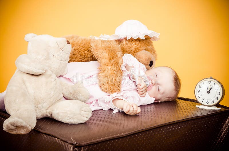 Studio di sonno della bambina immagini stock libere da diritti Studio di sonno della bambina immagini stock libere da diritti