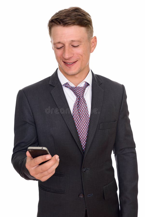 Studio die van jonge gelukkige Kaukasische mobiele zakenmanholding wordt geschoten stock fotografie Studio die van jonge gelukkige Kaukasische mobiele zakenmanholding wordt geschoten stock fotografie