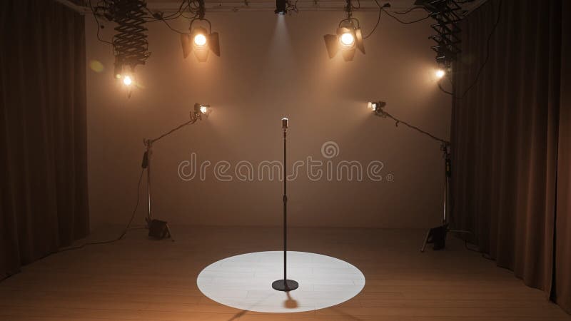 Studio do produkcji zdjęć wideo filmowe z wyposażeniem oświetleniowym i stojącą podstawką z mikrofonem retro cyclorama obraz royalty free
