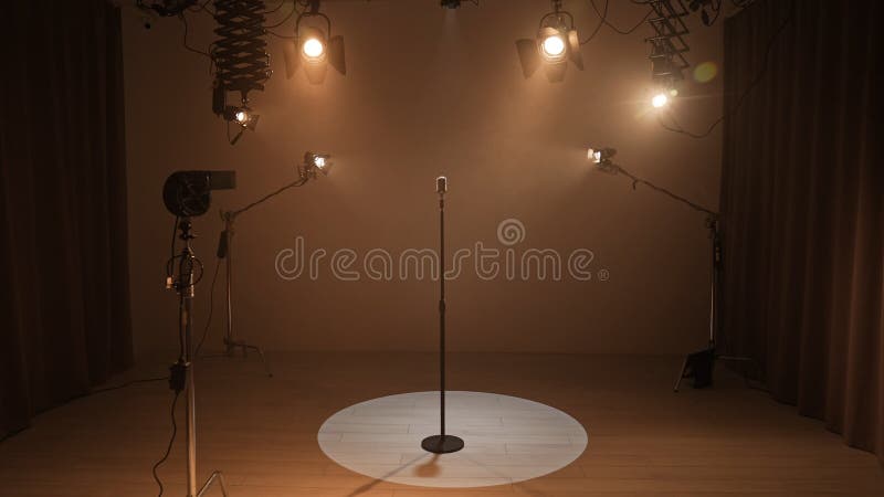 Studio do produkcji zdjęć wideo filmowe z wyposażeniem oświetleniowym i stojącą podstawką z mikrofonem retro cyclorama obraz royalty free