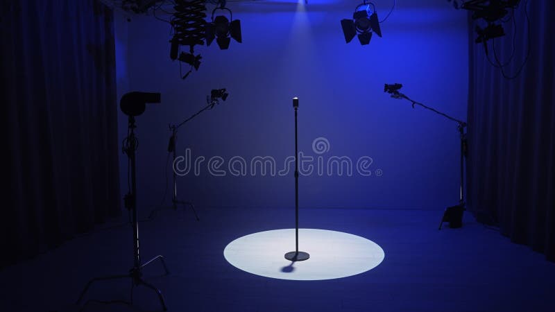 Studio do produkcji zdjęć wideo filmowe z wyposażeniem oświetleniowym i stojącą podstawką z mikrofonem retro cyclorama obraz royalty free