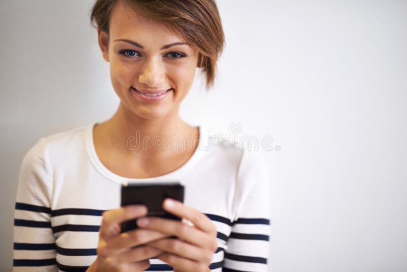 Studio fille ou portrait avec smartphone texto et visage pour les médias sociaux ou la communication. téléphone adolescent et sour images libres de droits