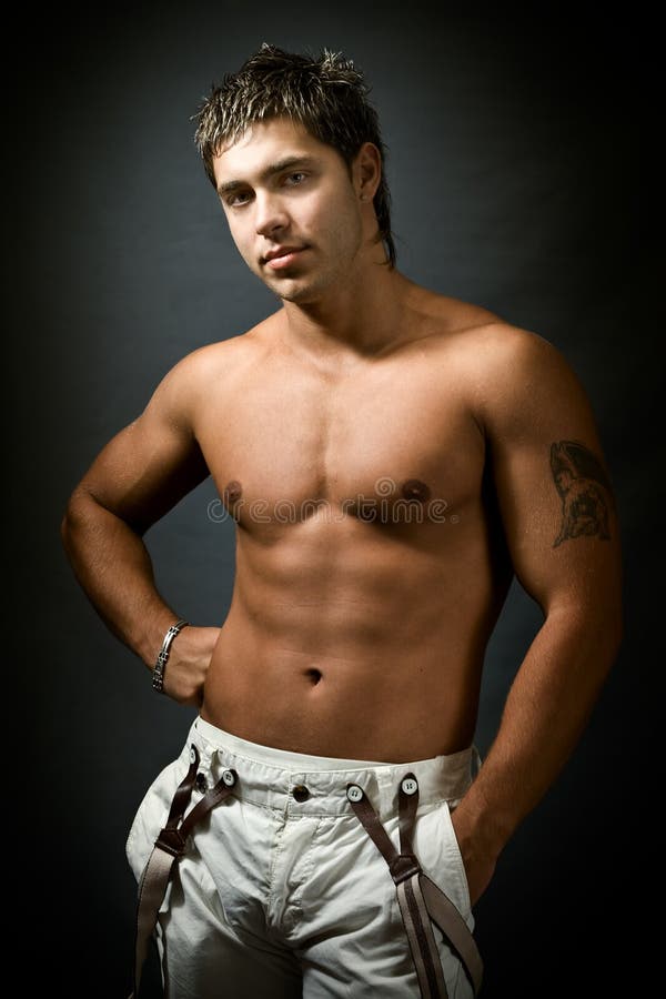 studio för muskulös stående för man sexig shirtless fotografering för bildbyråer studio för muskulös stående för man sexig shirtless fotografering för bildbyråer