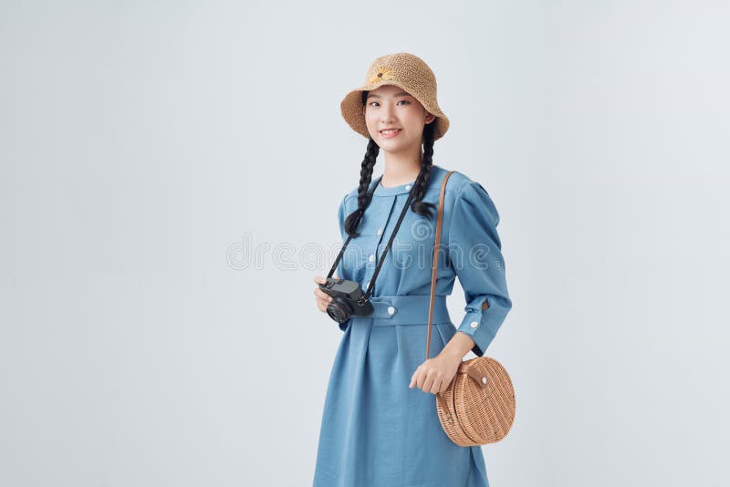 Studio-Gesamtbild einer jungen und schönen Frau mit Kamera lizenzfreies stockbild