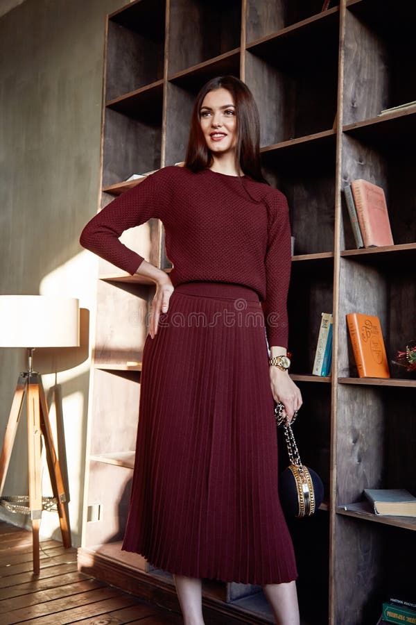 Studio occasionnel de pose de charme de collection de belle de femme de brune de cheveux de mannequin d'usage de robe de laine ju photo libre de droits Studio occasionnel de pose de charme de collection de belle de femme de brune de cheveux de mannequin d'usage de robe de laine ju photo libre de droits
