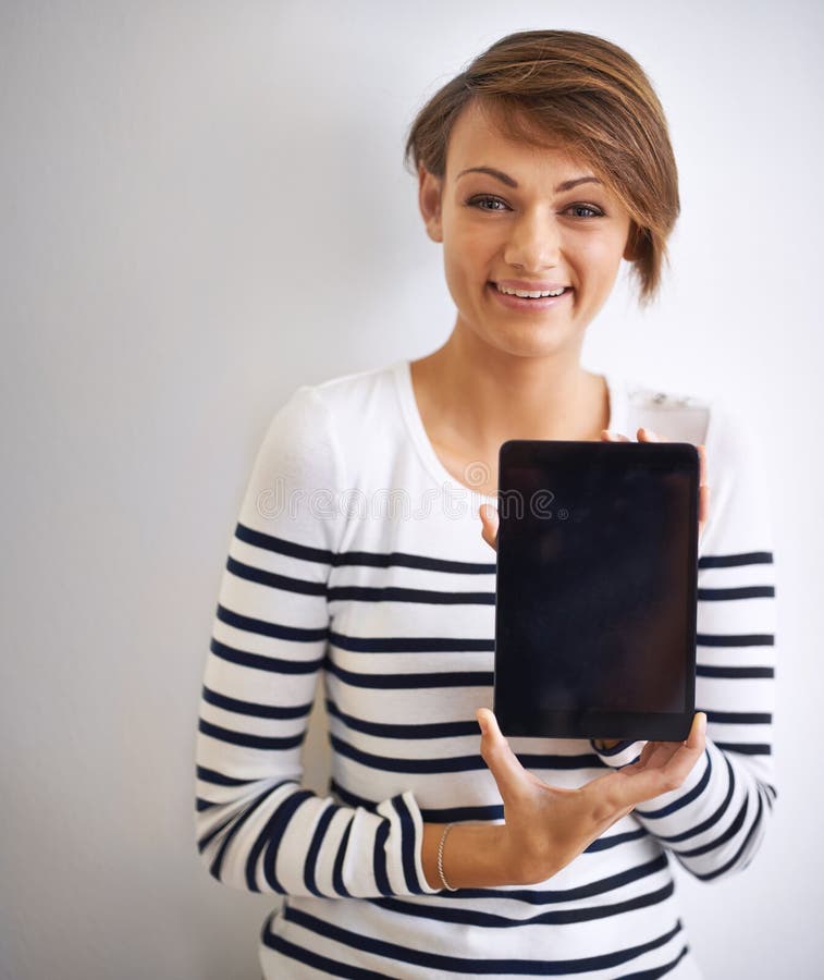 Studio ou portrait avec tablette maquette et écran pour les médias sociaux ou la communication. application fille et sourire avec photo libre de droits