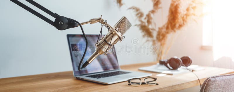 Studio podcast wnętrze. rozgłaszanie wewnątrz. sala domowa dla podcaster. mikrofon głosowy zdjęcia stock