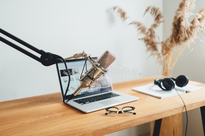 Studio podcast wnętrze. rozgłaszanie wewnątrz obrazy royalty free