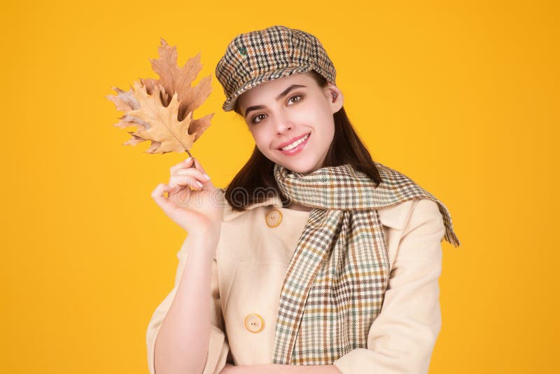 Studio portret van een jonge vrouw met herfstbladeren stock foto